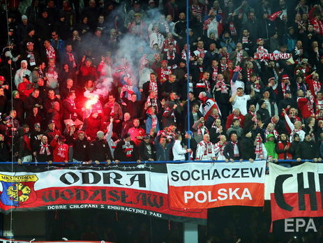Польские фанаты во время футбольного матча вывесили баннер 