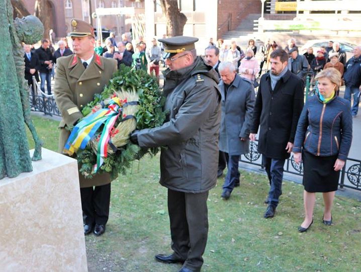 В венгерском Сегеде открыли памятник жертвам Голодомора в Украине