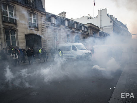 Во Франции получили ранения 227 протестующих против высоких цен на топливо