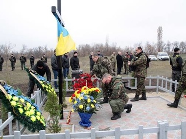 В Донецкой области открыли памятный крест на месте гибели экипажа военного вертолета