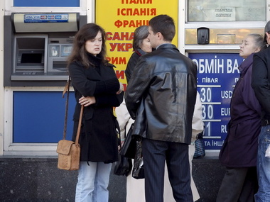 Украинские банки перестанут обслуживать счета предприятий и населения в зоне АТО