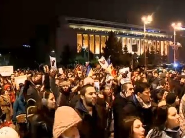 В канун второго тура президентских выборов в Румынии не прекращаются многотысячные демонстрации