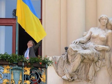 В Праге над зданием мэрии вывесили флаг Украины