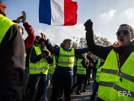 Во Франции число пострадавших участников акций протеста против высоких цен на топливо превысило 400 человек