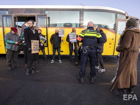В Нидерландах полиция задержала 19 участников акции против помощника Святого Николая Черного Пита