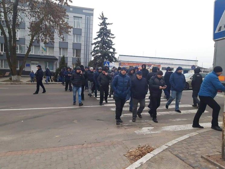 В Ровно "евробляхеры" блокировали таможню, произошли стычки