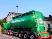 Мощность завода, который находится вблизи Донецка, составляет 2 млн тонн цемента в год