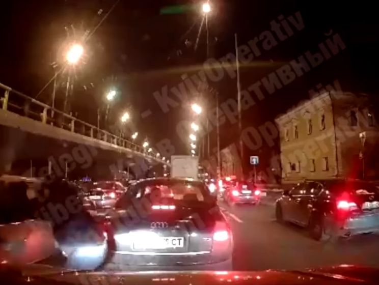 ﻿У Києві чоловіки з битами напали на автомобіль. Відео