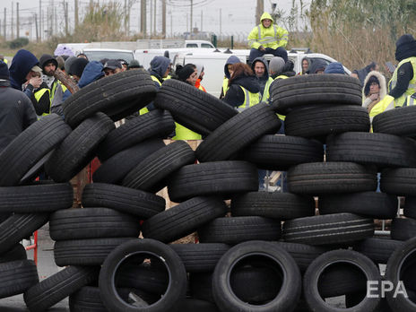 Во Франции число пострадавших участников акций протеста против повышения цен на бензин возросло до 528 человек