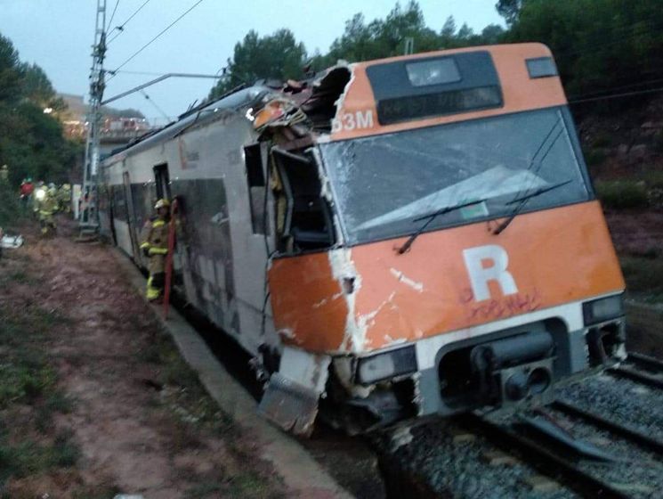 ﻿У Каталонії потяг зійшов із рейок через зсув. Одна людина загинула, понад 40 постраждало