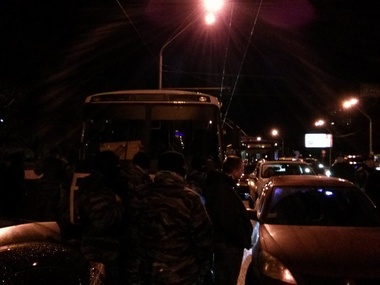 Автомайдановцы заблокировали автобусы с "Беркутом", избившим людей у Киево-Святошинского суда