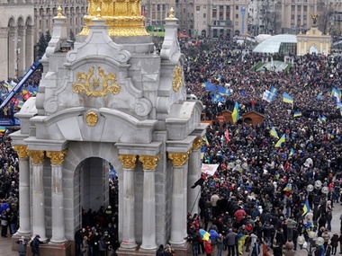 Француз разместил на Майдане "Новую Украину" из розового мрамора