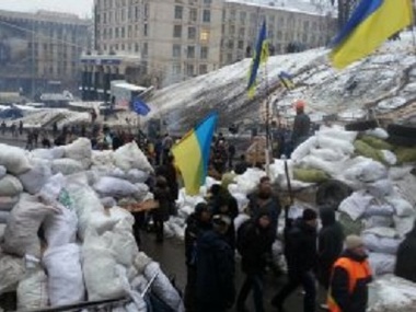Студенты пытались разобрать баррикаду на Майдане Незалежности