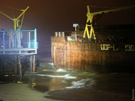 ﻿На одеський пляж викинуло баржу з п'ятьма мільйонами пачок контрабандних сигарет – ЗМІ