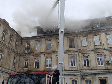 Пожар в больнице во Львове. Спасатели вывели из здания сотни людей