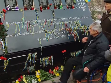 Активисты возложили цветы к мемориалу
