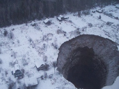 В результате аварии на руднике возле города Соликамска на Урале образовалась огромная воронка