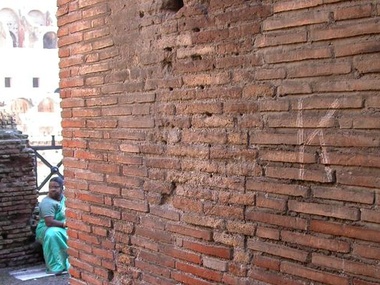 В Риме задержали туриста из России, который писал на стене Колизея