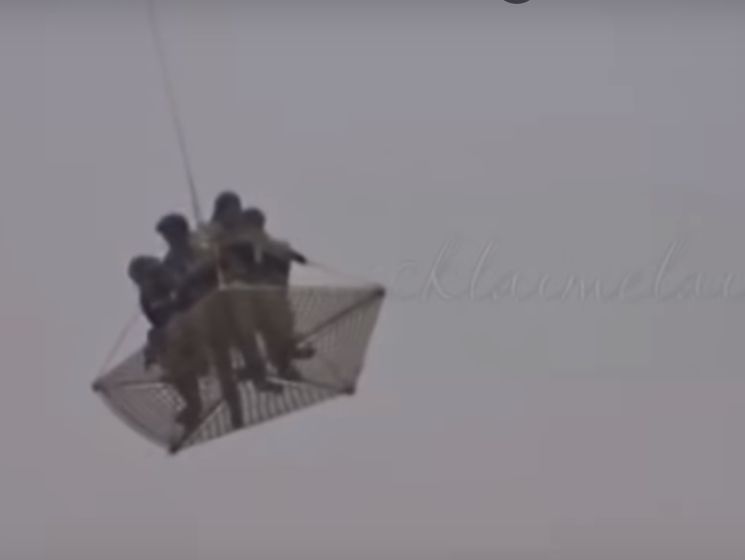 Над Кремлем кружил военный вертолет с грузом на тросах, похожим на людей. Видео