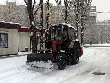 В Киеве снег убирают четыре тысячи коммунальщиков