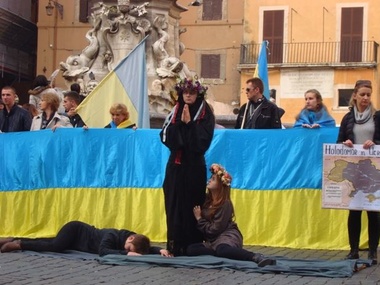 В Италии провели акции по случаю годовщин Голодомора и Евромайдана