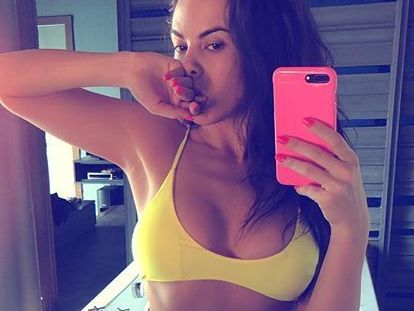 Каменских позировала для фото вниз головой