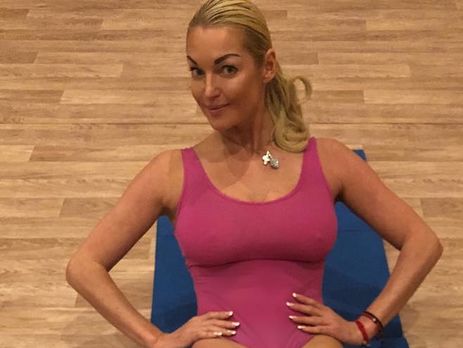 Волочкова позировала с мужской рукой между ног