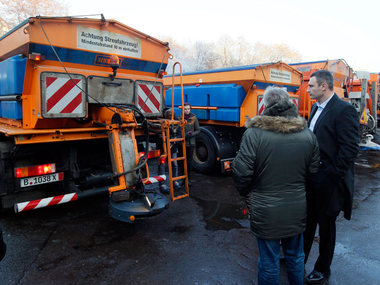 В Киев прибыли две снегоуборочные машины из Берлина