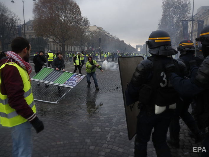 ﻿Поліція у Парижі застосувала до учасників акцій протесту проти підвищення цін на бензин і газ водяні гармати