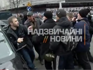 Коменданты Майдана извинились перед водителем, которого избила охрана