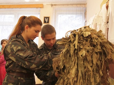 Львовские школьники изготавливают маскировку для бойцов АТО. Фоторепортаж