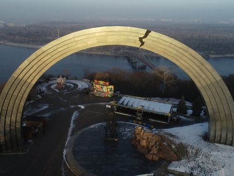 На Арке дружбы народов в Киеве нарисовали трещину в знак солидарности с политзаключенными украинцами