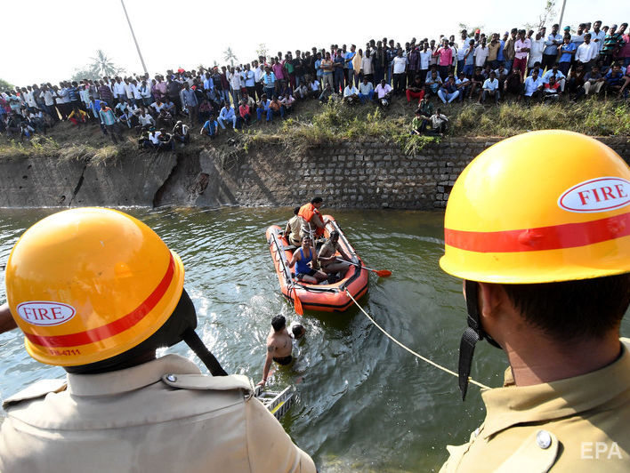 ﻿В Індії автобус упав у канал, загинуло щонайменше 30 осіб