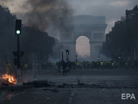 ﻿У Парижі сталися сутички поліції з протестувальниками проти підвищення цін на бензин. Фоторепортаж
