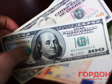 Впервые с 11 ноября официальный курс доллара опустился ниже 15 грн/$