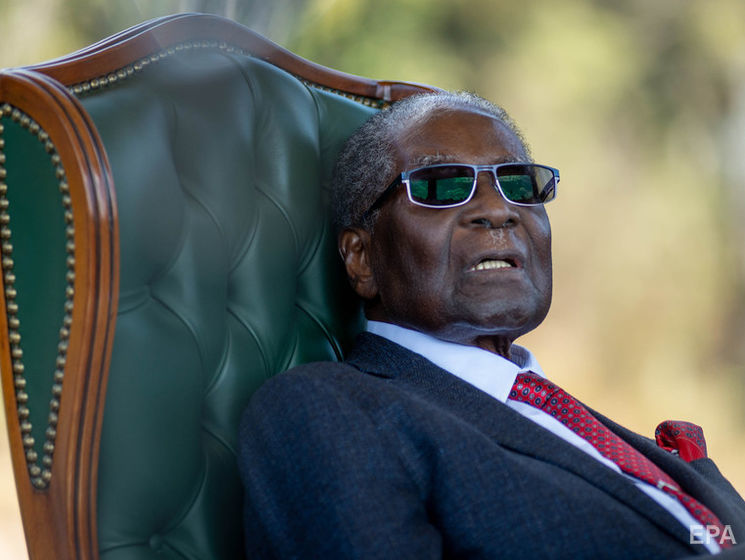 Экс-президент Зимбабве Мугабе больше не в состоянии самостоятельно ходить
