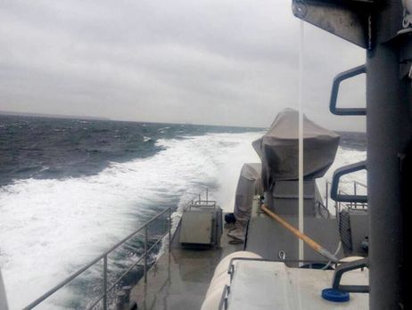 ﻿Група українських бойових кораблів продовжує рух у бік Маріуполя, незважаючи на інцидент із російськими прикордонниками – ЗСУ