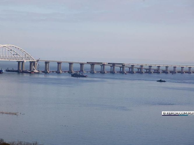 ﻿Українські кораблі пройшли під Кримським мостом – ЗМІ