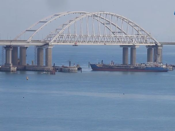 ﻿Керченську протоку перекрила баржа, до Кримського мосту стягують військові кораблі. Відео