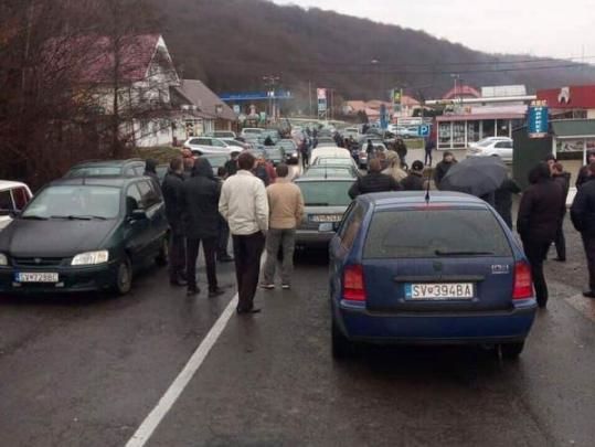 ﻿Власники автомобілів на "євробляхах" блокують під'їзди до пунктів пропуску – Держприкордонслужба України