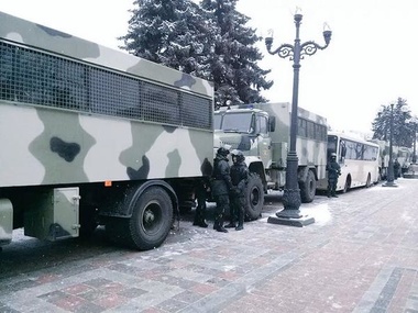 Возле Верховной Рады стоят около 30 автобусов с силовиками