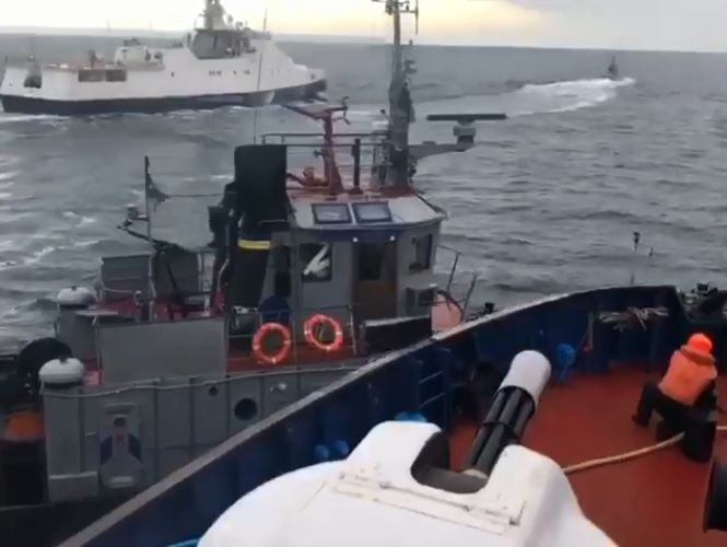 ﻿"Тисни справа, бл...дь!" Російський корабель навмисно таранив український буксир "Яни Капу". Відео
