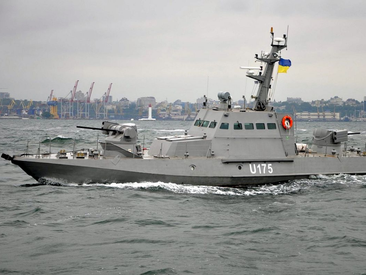 В результате нападения РФ на катера ВМС Украины ранены шесть украинских военных, двое в тяжелом состоянии – СМИ