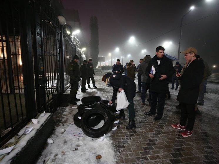 Протестующие принесли шины под посольство РФ в Киеве