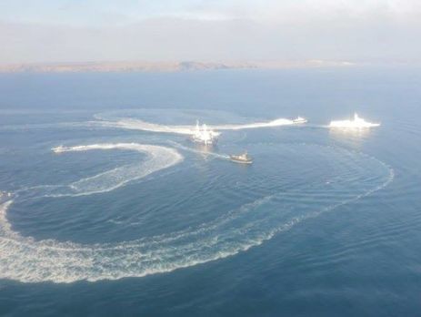У ФСБ Росії стверджують, що українські кораблі здійснювали небезпечні маневри в територіальних водах РФ