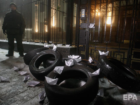 Шины, кораблики, файеры и дымовые шашки. Под посольством РФ в Киеве протестовали против захвата украинских кораблей. Фоторепортаж