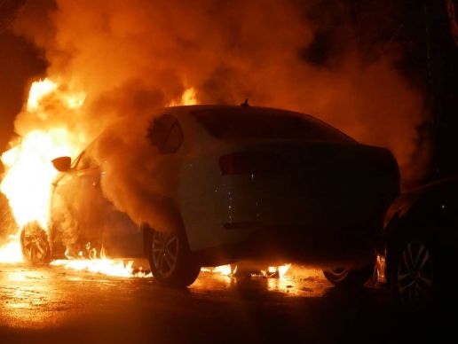 ﻿Неподалік від посольства РФ у Києві згорів автомобіль на дипномерах
