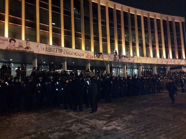 МВД: Под дворцом "Украина" пострадали семеро милиционеров, задержаны четверо протестующих