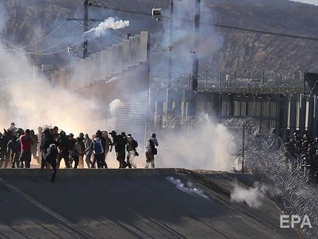 В Мексике сотни мигрантов штурмовали границу США, их разогнали слезоточивым газом
