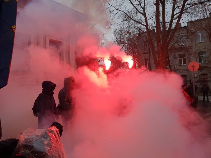 ﻿На території консульства РФ у Харкові через кинутий активістами фаєр виникла пожежа